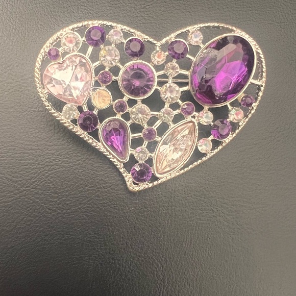 Jewelry - Elegant Silver Heart Brooch